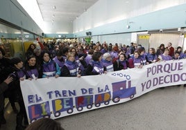 Mujeres participando del histórico tren de la libertad que partió el 31 de enero hacia Madrid para exigir la retirada de la reforma de la ley del aborto que impulsaba el PP.