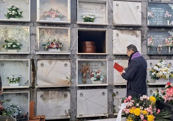 El párroco Francisco Panizo reza un responso ante la tumba de la mujer, cuyo cuerpo fue devuelto al cementerio de San Cristóbal.