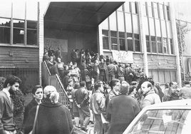 Concentración a las puertas de la entonces sede de Hacienda de Gijón, en la calle Anselmo Cifuentes, el día siguiente del atentado mortal.