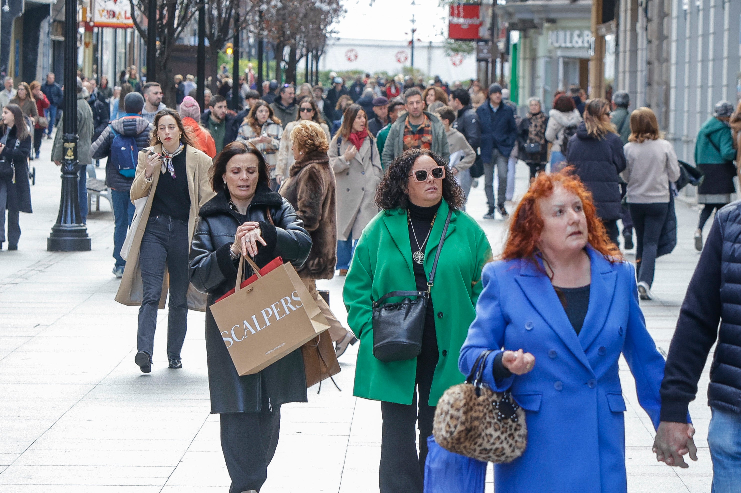 La calle Corrida de Gijón, llena de gente este domingo.