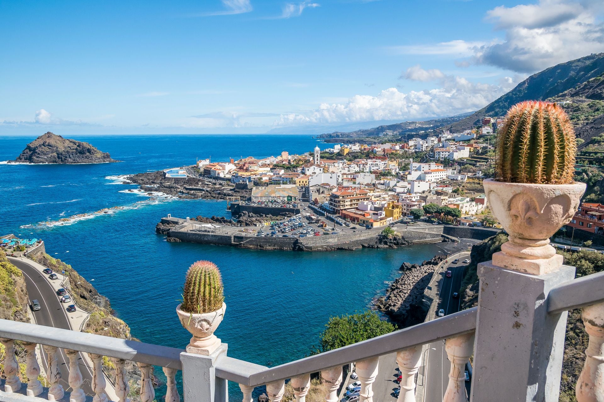 Invitó a sus trabajadores a unas vacaciones en Tenerife y ahora están todos despedidos