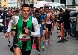 José Riesco, al frente de la San Silvestre de Pravia.