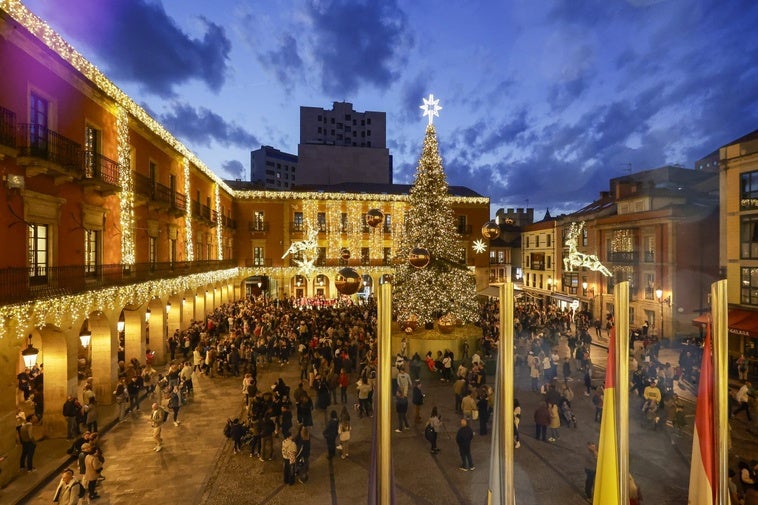 La plaza Mayor, el 29 de noviembre, día del encendido de luces con el arbolón, las bolas y renos colgantes.