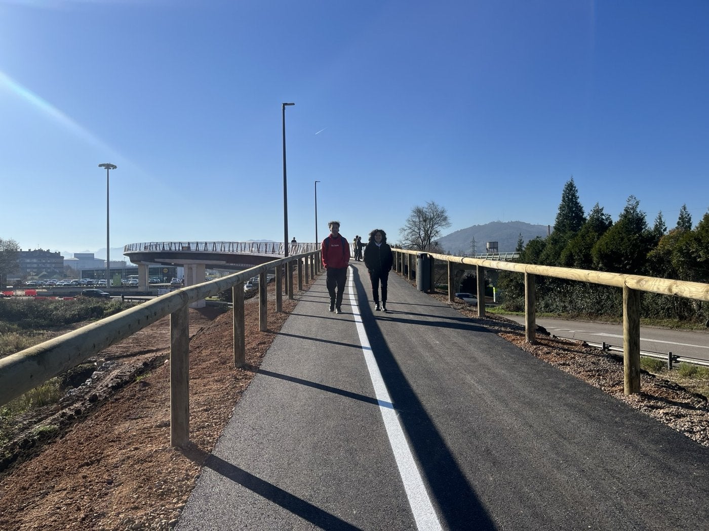 Los primero usuarios de la nueva senda peatonal y ciclista entre La Fresneda y Lugones, ayer.