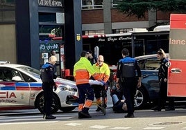 Sanitarios y agentes de la Policía Local asisten al hombre atropellado en la calle Magnus Blikstad.