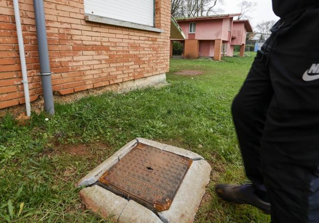 Arqueta del recinto, con el hormigón reventado.