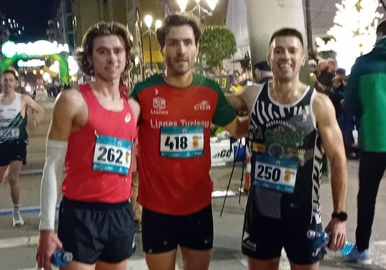 Los tres primeros en categoría masculina en la prueba celebrada en Cangas de Onís.