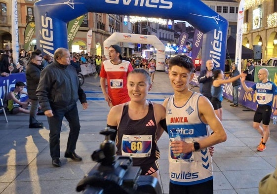 Paula Herrero y Abel Rodríguez, los ganadores absolutos al llegar a meta.