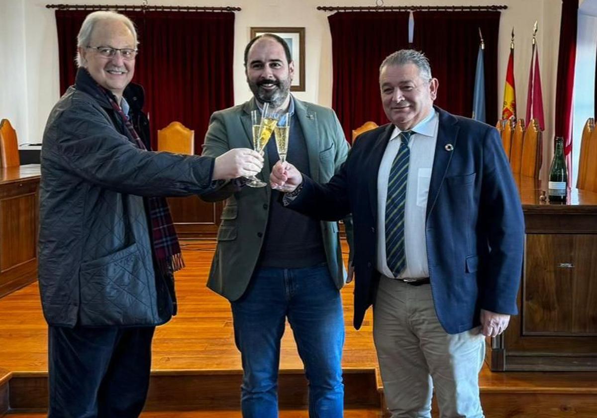 José Manuel Lozano, David Álvarez y Celestino Novo en el salón de plenos del ayuntamiento de Pravia brindando por el nuevo año.