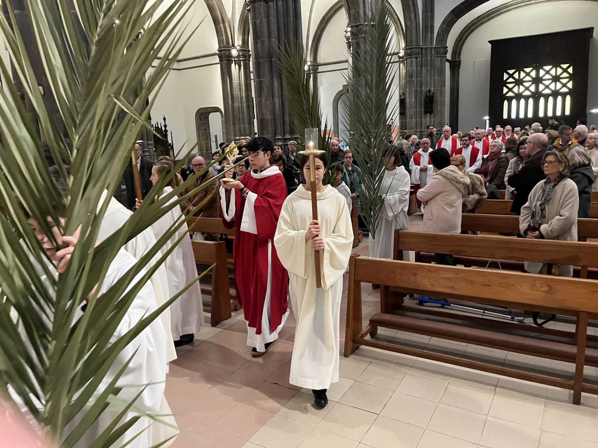 Entrada de los párrocos y los monaguillos hacia el altar