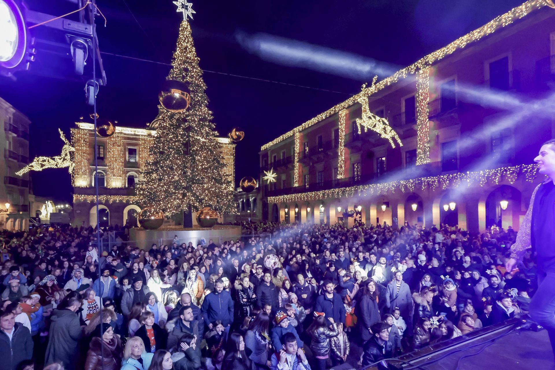 Los más pequeños reciben el año adelantado en las pequecampanadas de Gijón