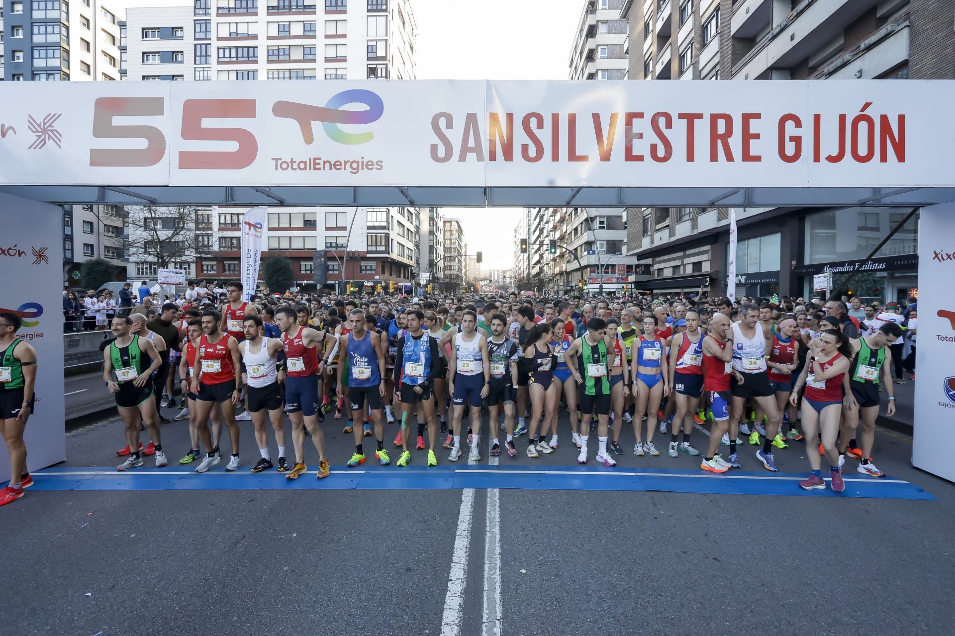 La San Silvestre vuela por las calles de Gijón