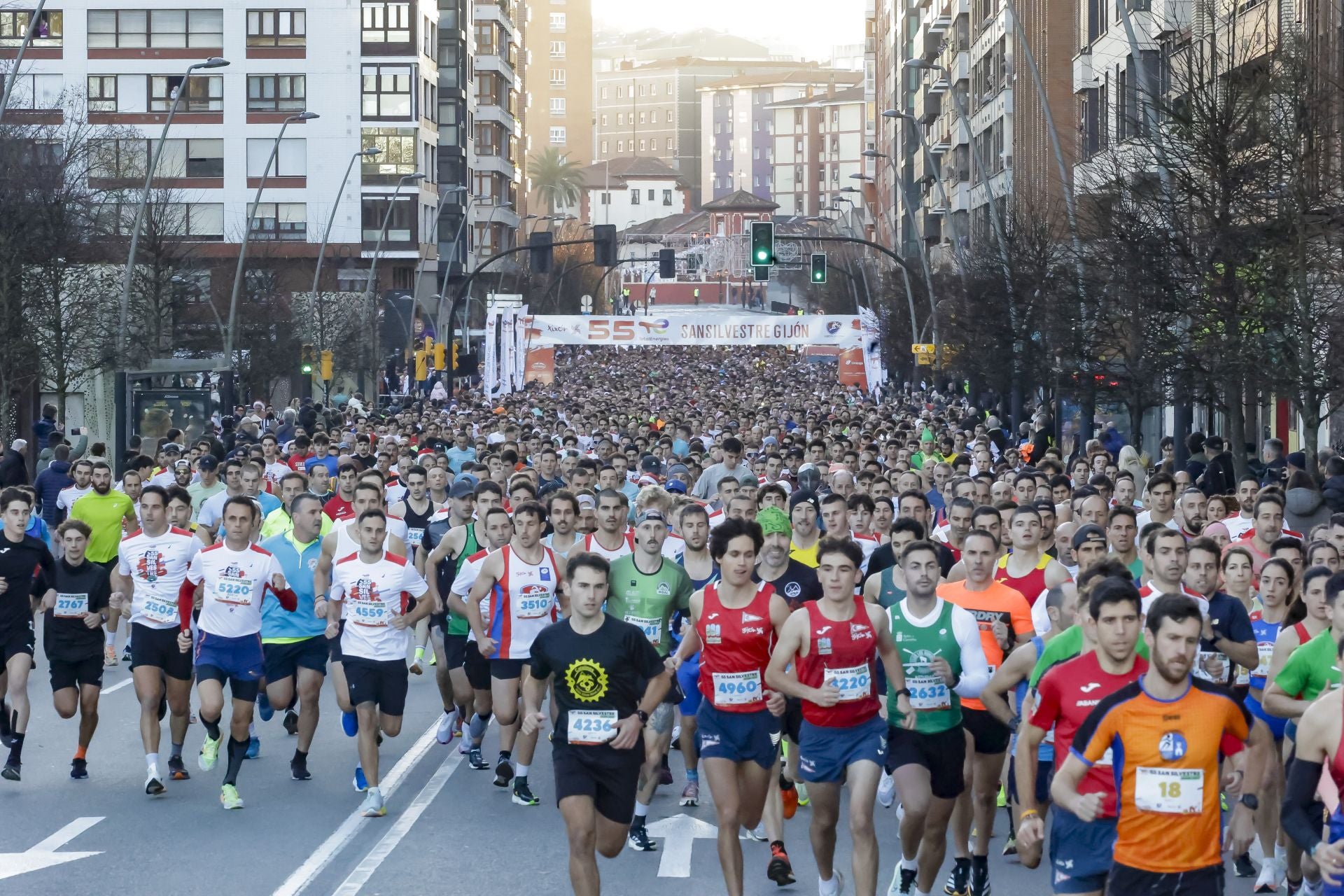 La San Silvestre vuela por las calles de Gijón