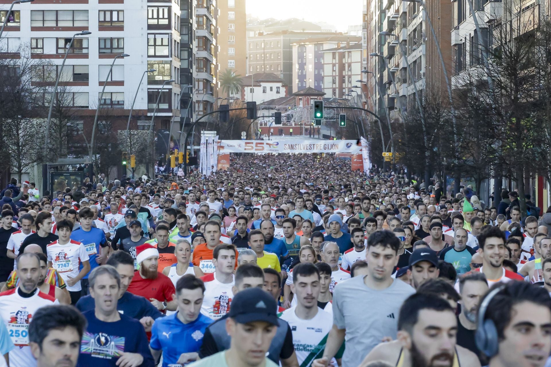 La San Silvestre vuela por las calles de Gijón