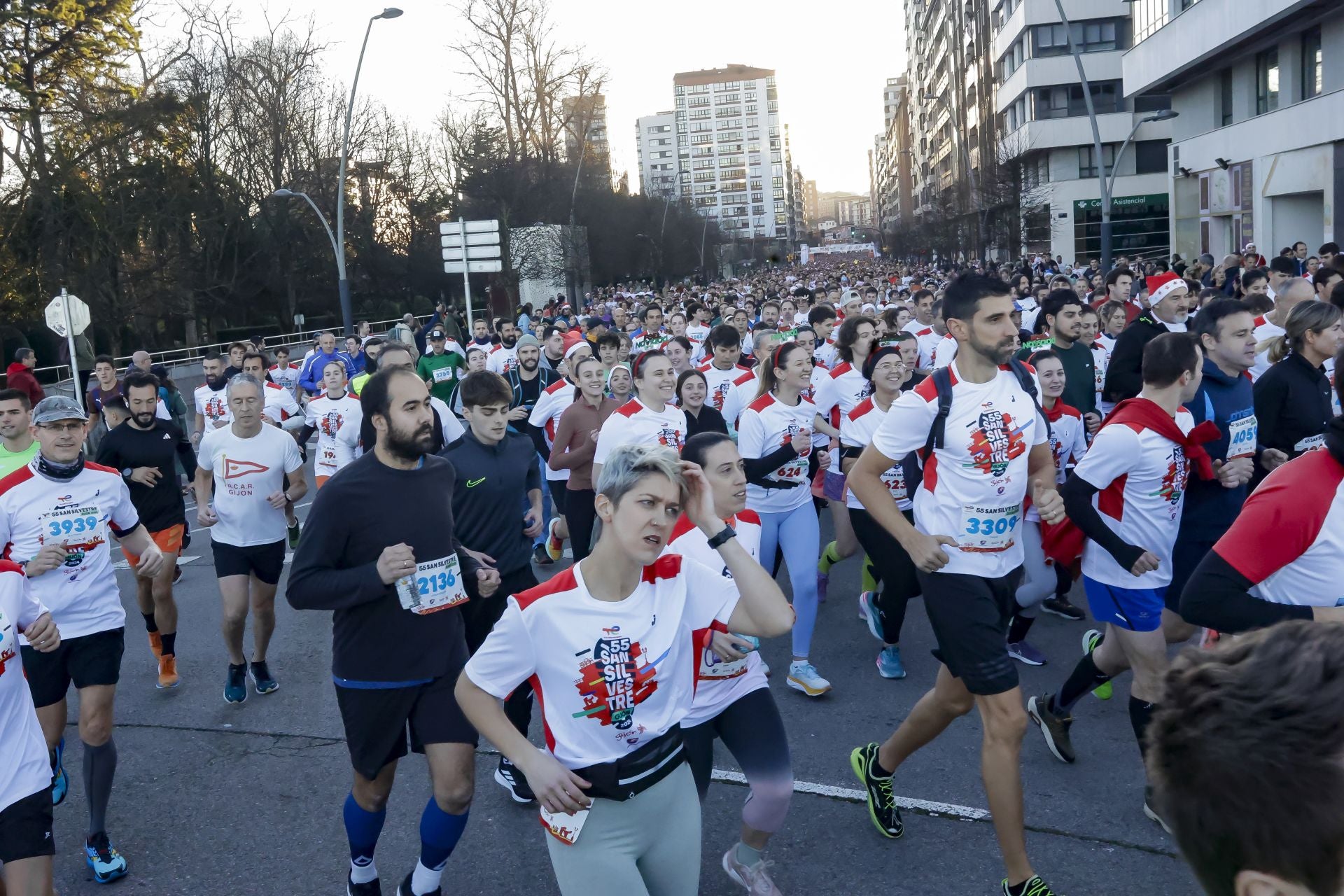 La San Silvestre vuela por las calles de Gijón