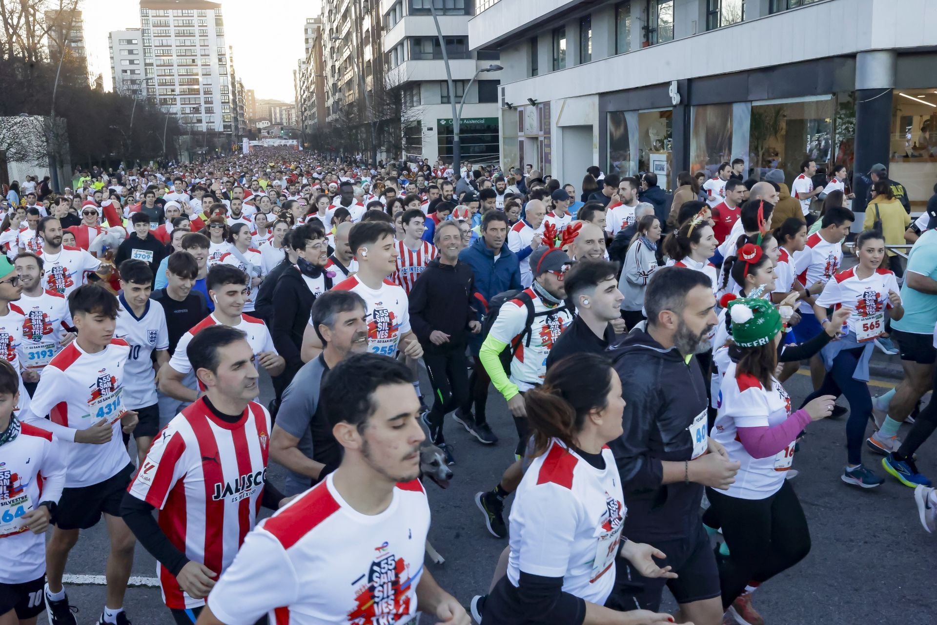 La San Silvestre vuela por las calles de Gijón