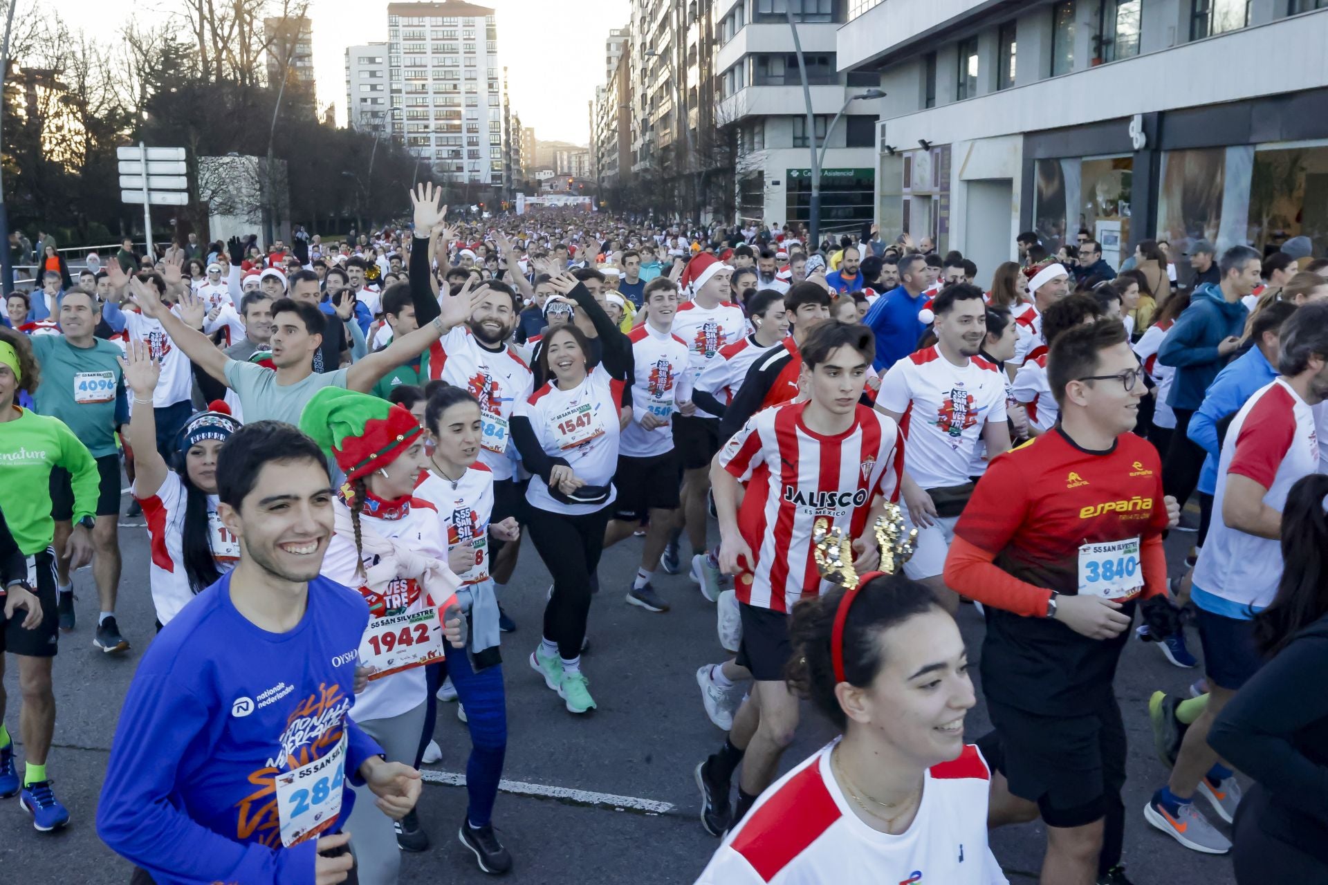 La San Silvestre vuela por las calles de Gijón