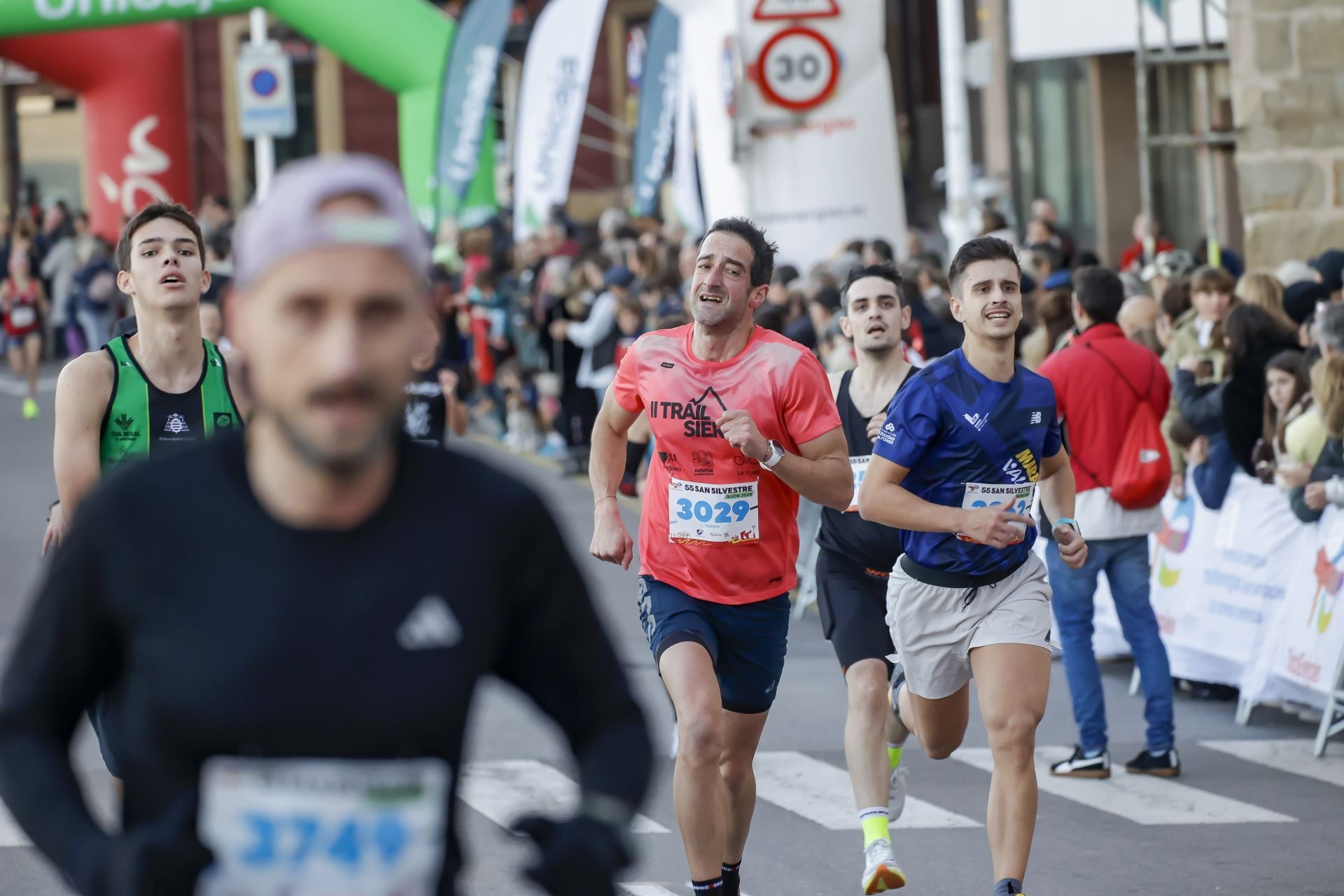 La San Silvestre vuela por las calles de Gijón