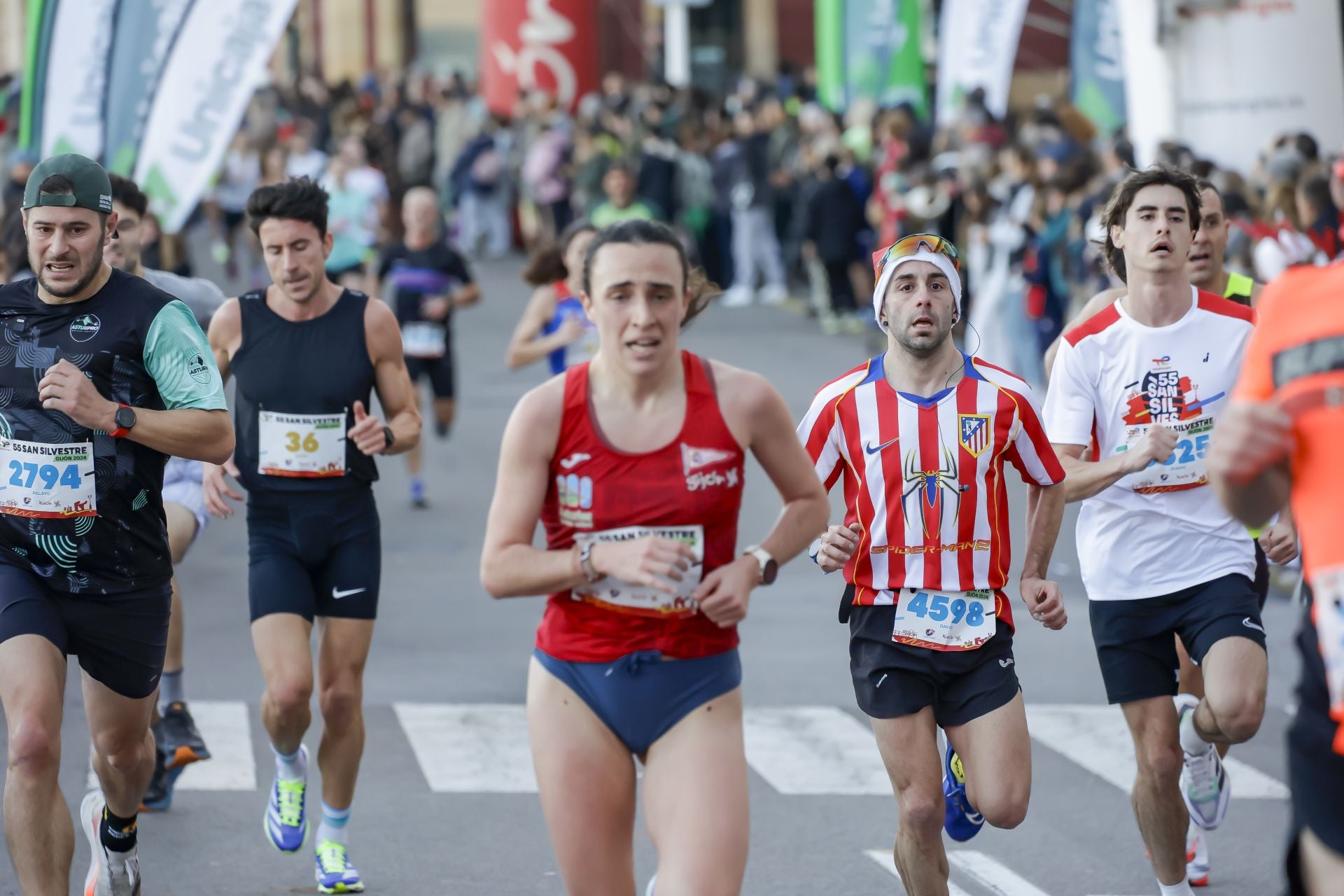 La San Silvestre vuela por las calles de Gijón