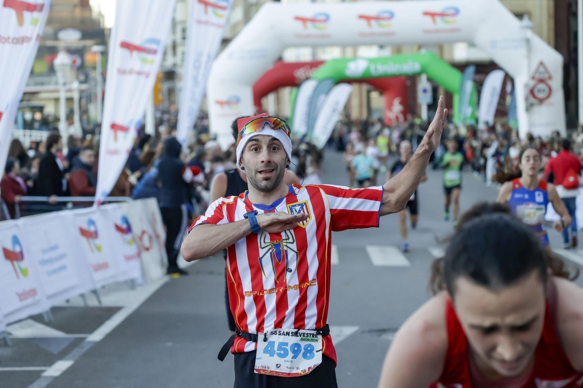 La San Silvestre vuela por las calles de Gijón