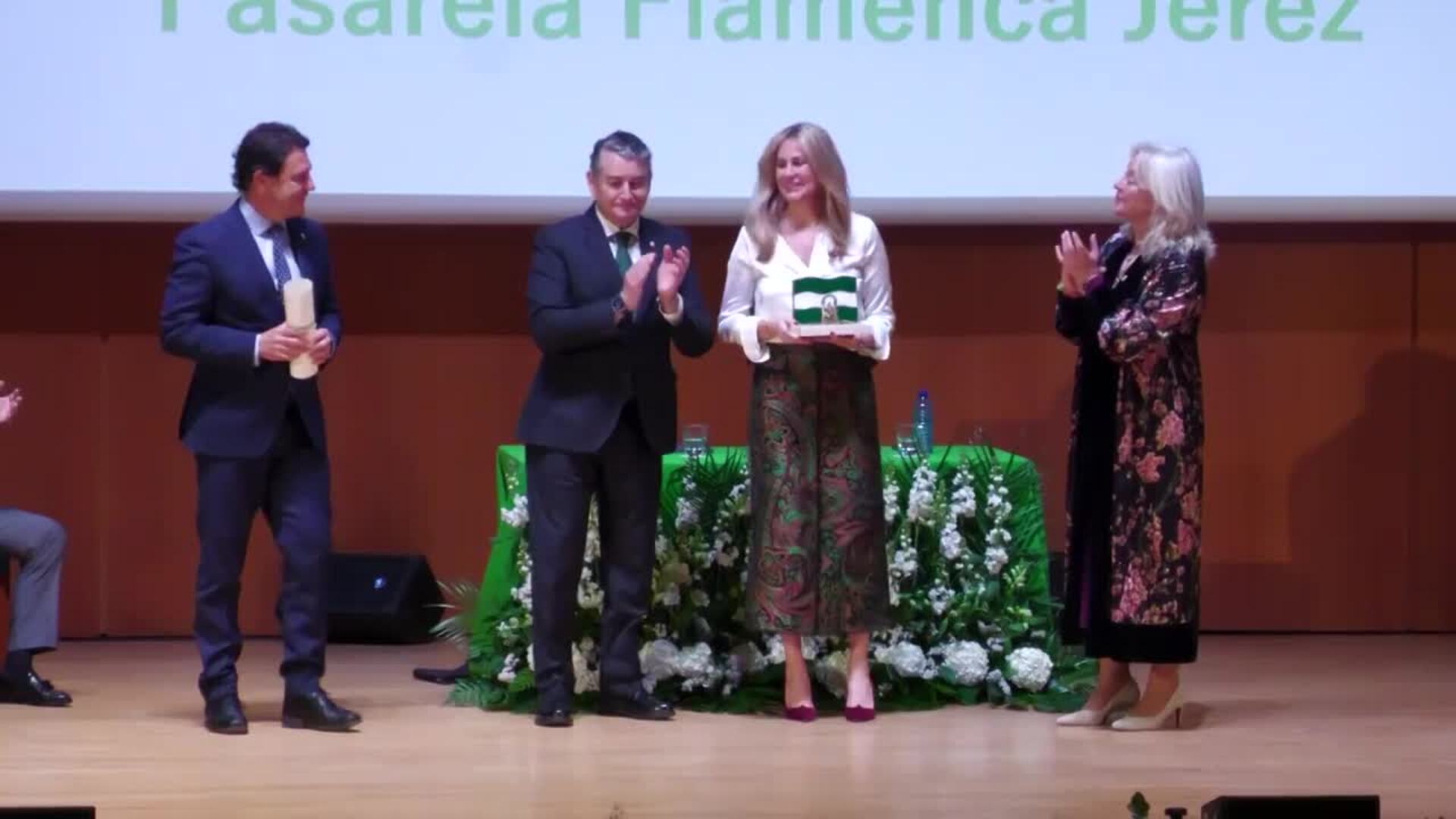 La Junta premia el "buen hacer" con la entrega de Banderas de Andalucía en Cádiz