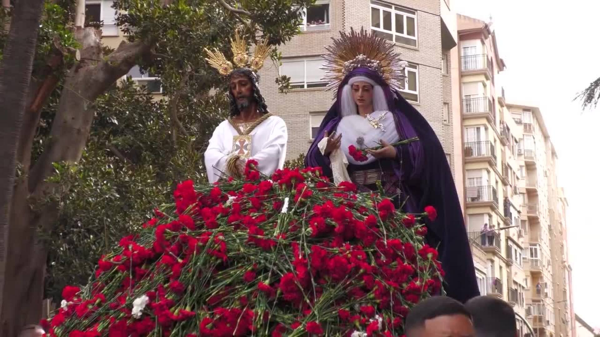 Miles de malagueños muestran su devoción al Cautivo y la virgen de la Trinidad en su traslado