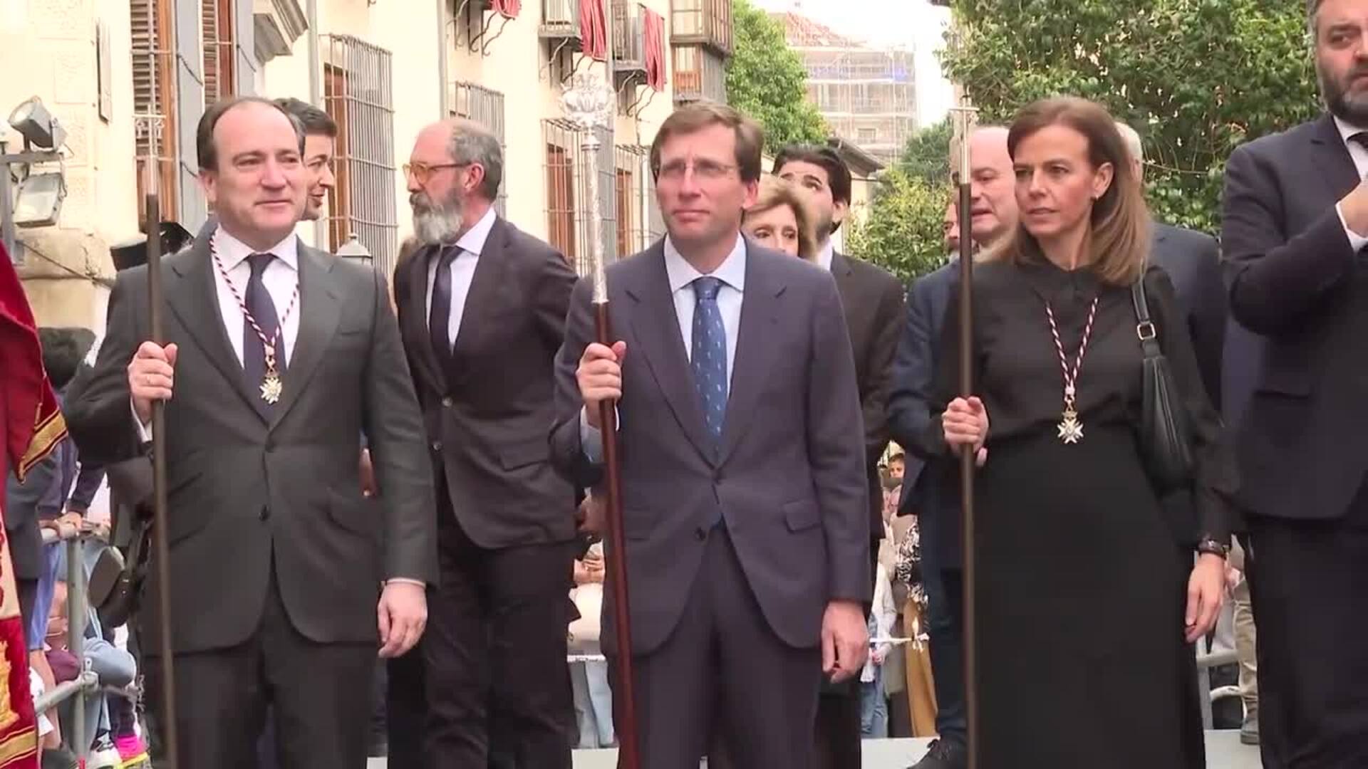 Almeida asiste a la procesión de la Hermandad de los estudiantes en Madrid
