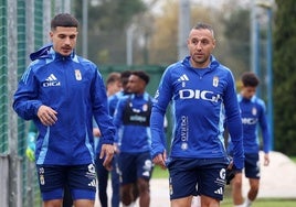 Los jugadores del Real Oviedo acceden a los campos de El Requexón durante un entrenamiento del pasado mes.