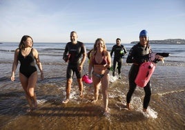 La playa de San Lorenzo en Gijón recibe a los primeros bañistas del año