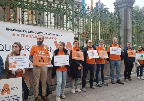 Concentración de delegados sindicales de la concertada, ante la Junta General del Principado, hace algunas semanas.