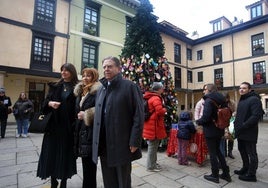 Leticia Álvarez, Sandra Sutil y Alfredo Canteli, ante el Árbol de los Sueños.