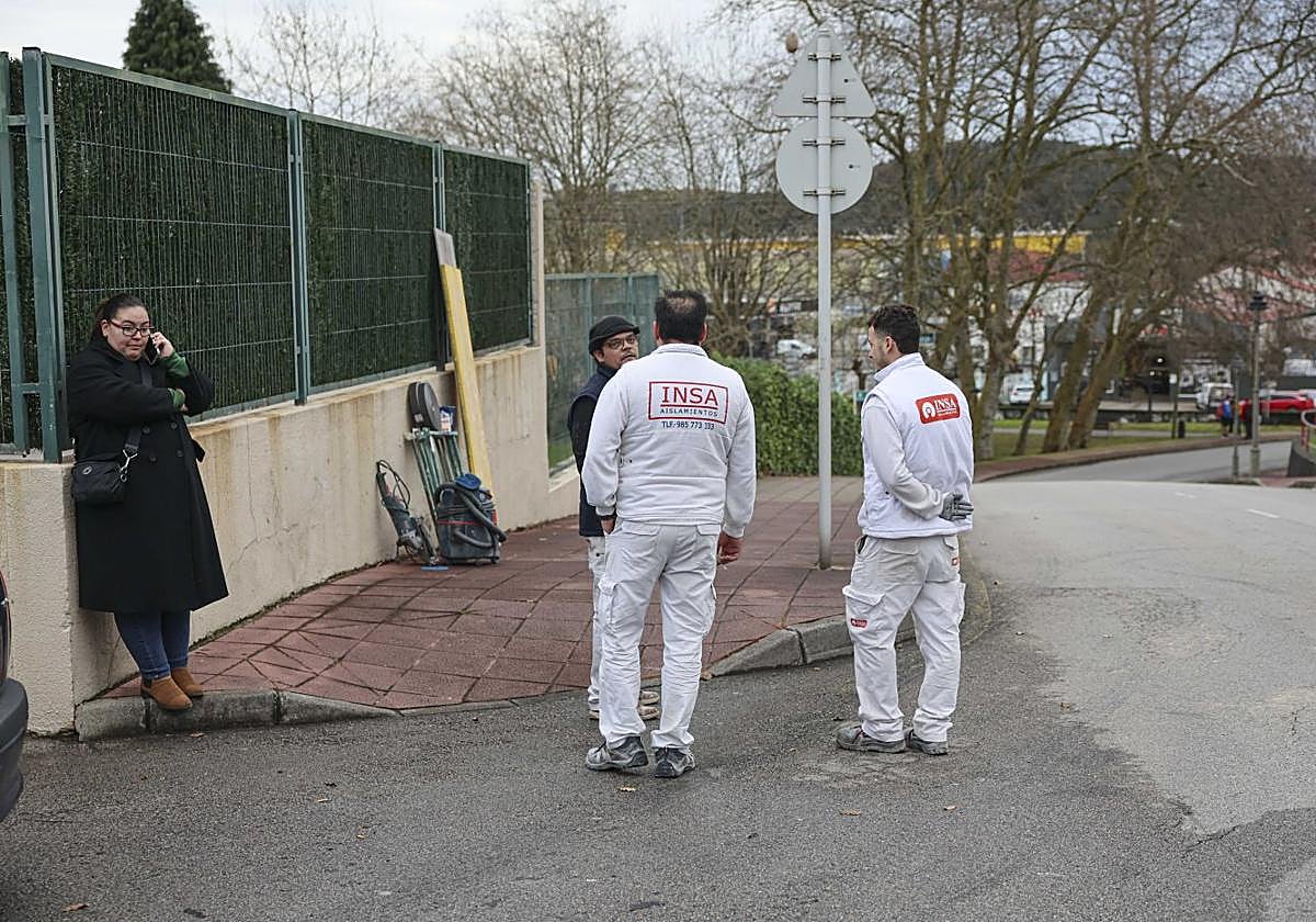 Tania Vega llama a la policía al ver que los obreros van a iniciar una obra con los niños dentro.