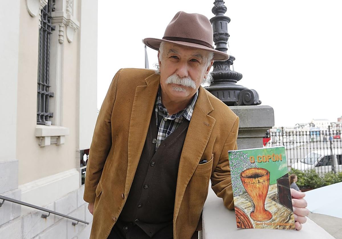 David Prado Villamarzo muestra su novela 'O Copón'.