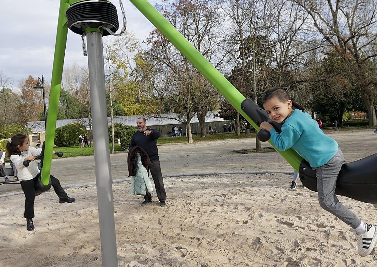 Imagen secundaria 1 - Los nuevos juegos del parque Isabel la Católica, «más que diez»