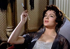 Sara Montiel en una escena de 'El último cuplé'.