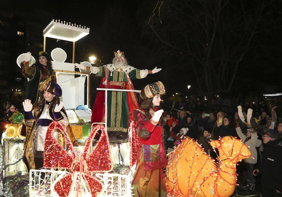 Durante la Cabalgata de Reyes en Gijón del pasado año hubo frío, lluvia y viento.