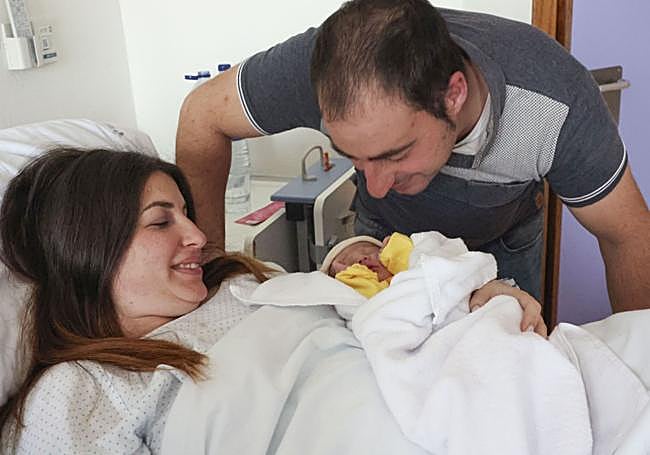 Lara. Jesús Manuel y Alba miran encantados a la primera avilesina.