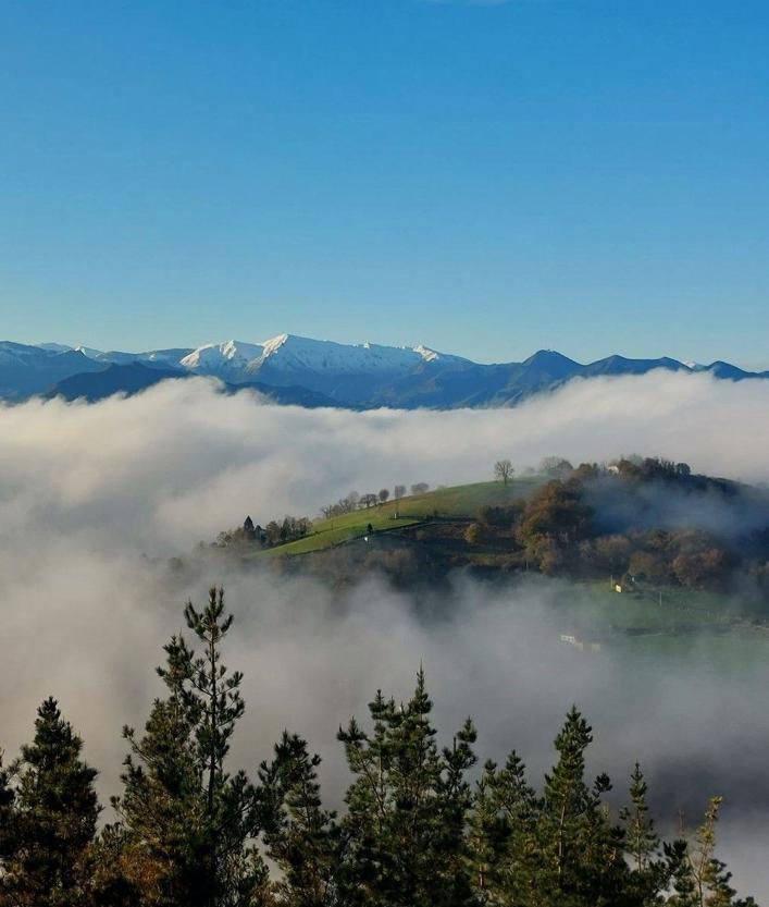 Imagen secundaria 2 - vistas a Picos de Europa, a la costa oriental y hacia el Vízcares, en Piloña, desde los altos del pico Moru