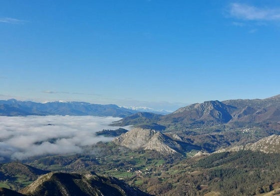 vistas desde los altos del Picu Moru hacia la zona de la Forcada, a los pies de la sierra del Sueve, con Arriondas bajo un mar de nubes