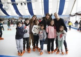 La familia Mencía aprende a patinar en la pista de hielo de Gijón