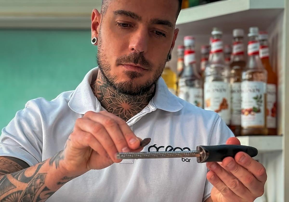 Cristian Monasterio elabora el cóctel banoffee, elegido el mejor de España en el campeonato nacional.