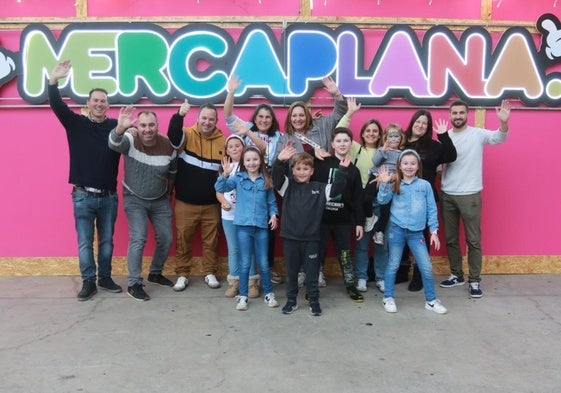 Un grupo de amigos del colegio Príncipe de Asturias fueron con sus padres a disfrutar del último día de Mercaplana. Se despiden del espacio hasta el próximo diciembre.