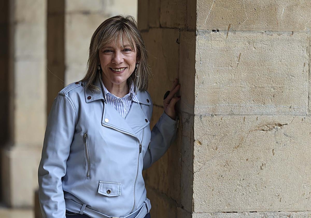 Esther Llamazares, bajo los soportales del Ayuntamiento.