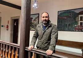 David Álvarez posa en el Ayuntamiento de Pravia, junto al salón de Plenos.