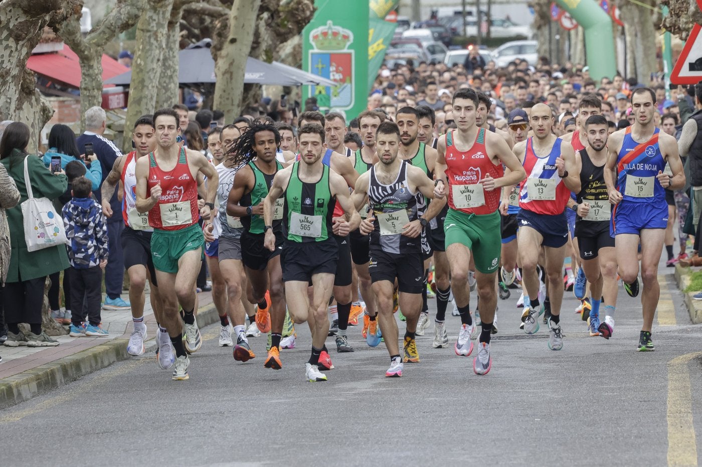 Salida de la prueba atlética ayer en el entorno de la iglesia de Salinas.