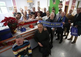 Los veteranos de Oviedo y Sporting posan con el personal del Hospital Monte Naranco.