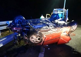 El coche en el que viajaba la mujer herida en El Franco, tras el accidente.