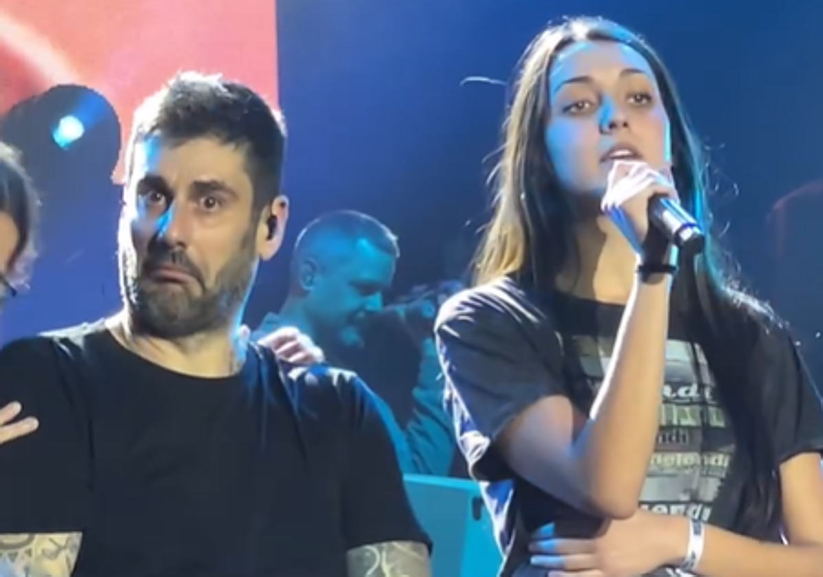 La cara del cantante asturiano al escuchar la voz de la fan lo dice todo.