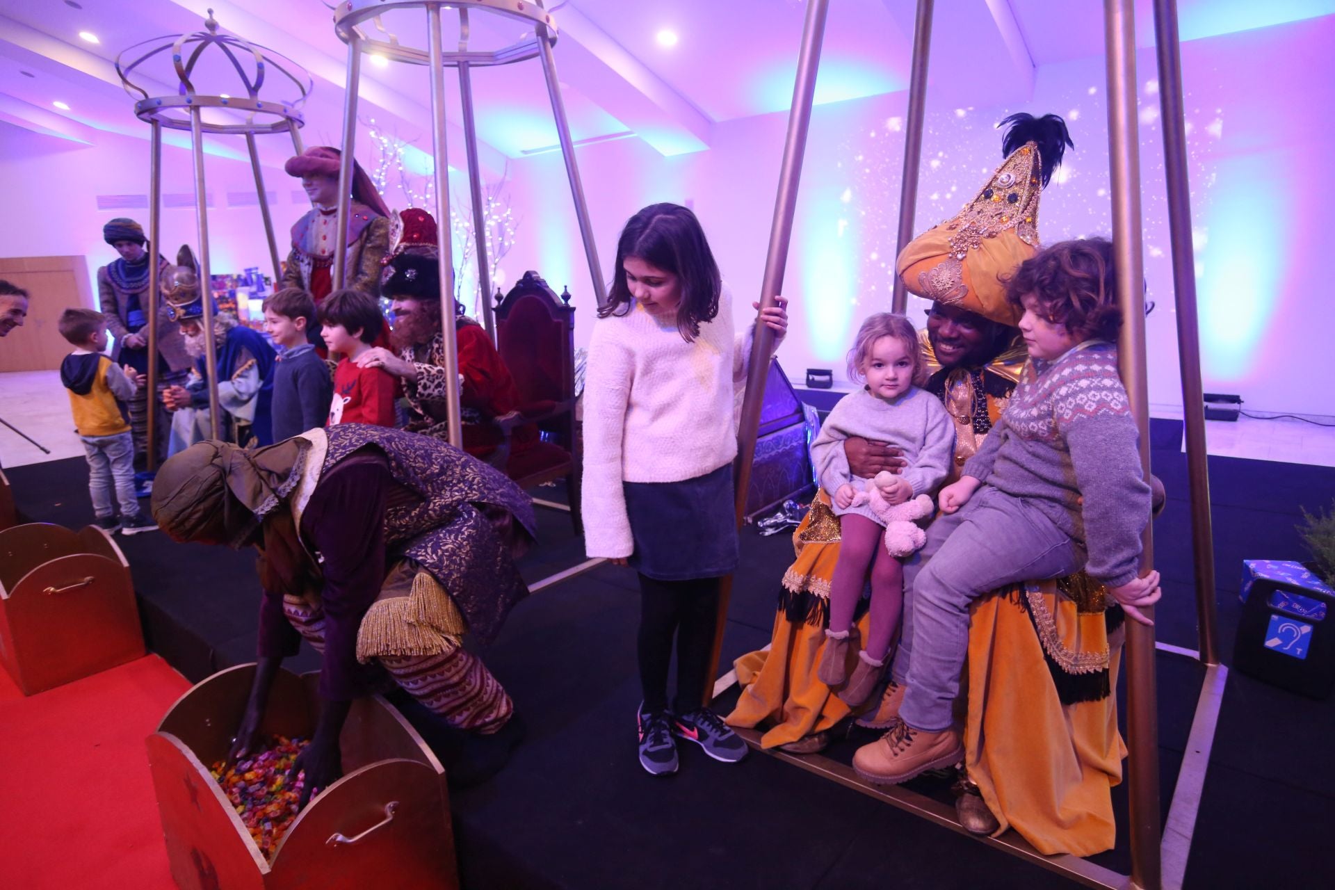 Cartas en mano y con una ilusión desbordante: así ha sido la recepción de los Reyes Magos a los niños de Oviedo