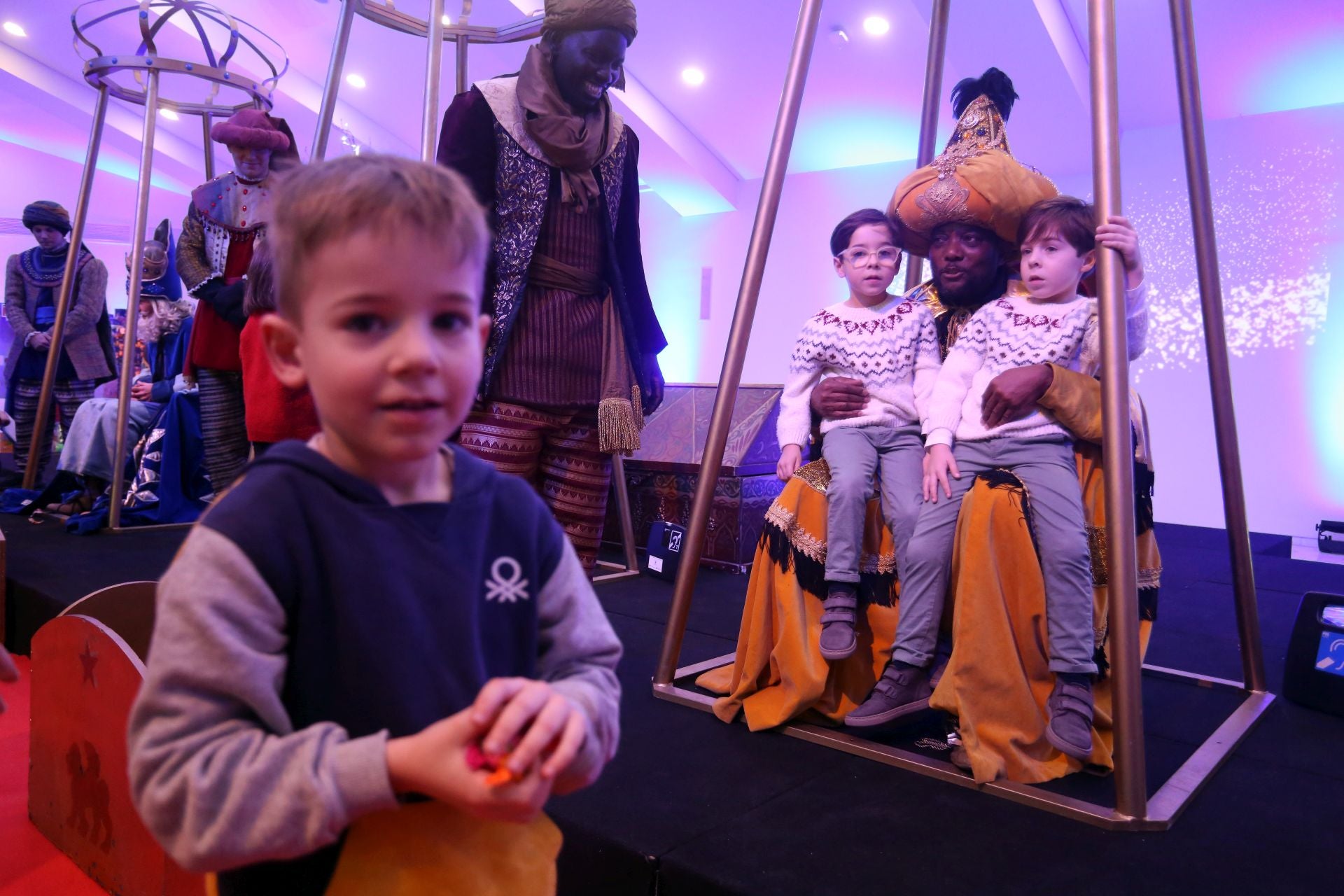Cartas en mano y con una ilusión desbordante: así ha sido la recepción de los Reyes Magos a los niños de Oviedo